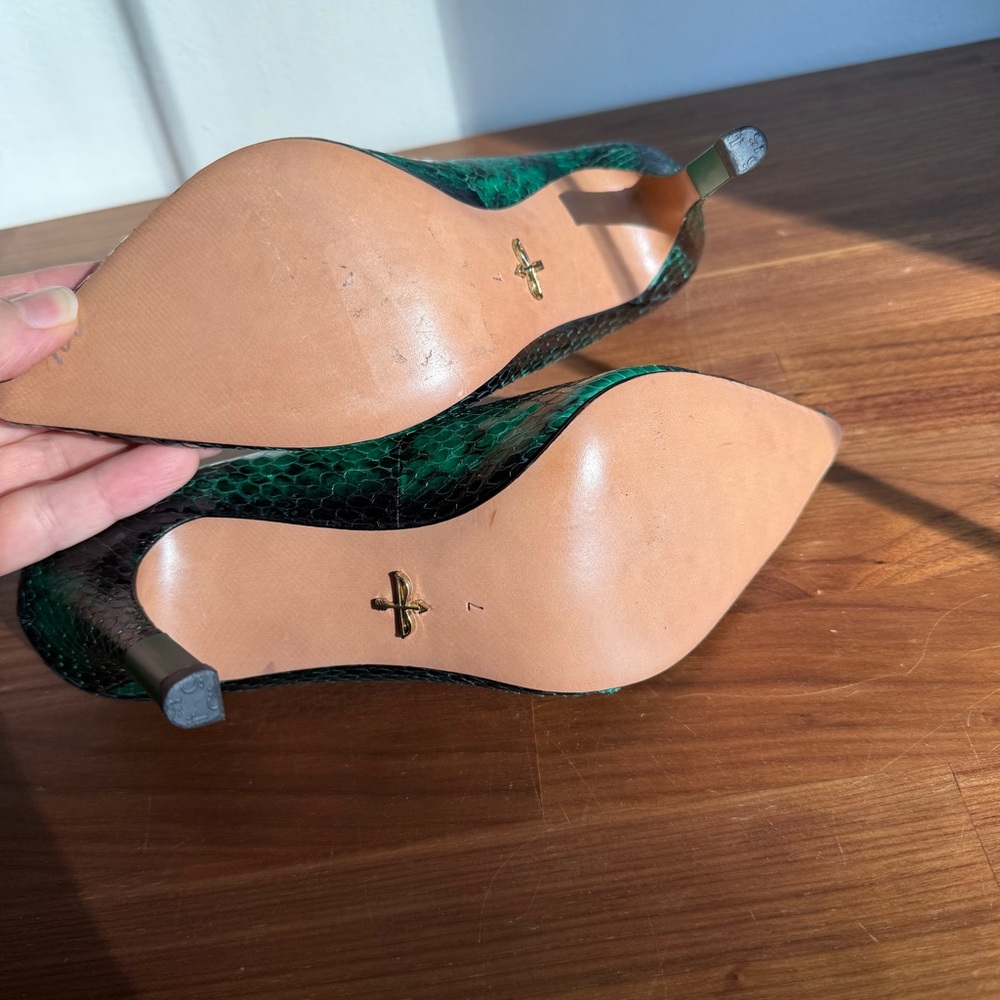 Pour La Victoire Green & Black Genuine Snakeskin Pumps, size 7 - Picture 12 of 13